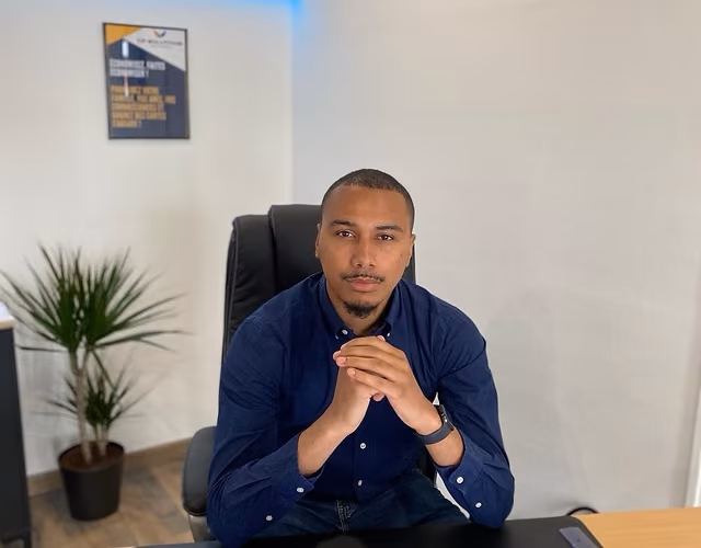 Calvin Riffault dans son bureau à l'agence de Montereau-Fault-Yonne, les mains posées sur la table.