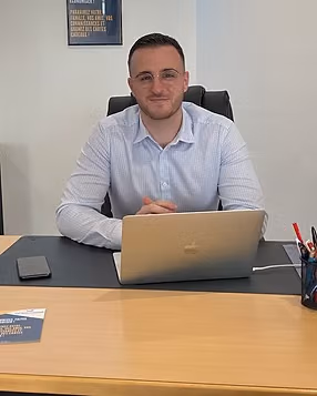 Paul Poirier à son bureau, devant un ordinateur portable, dans l'agence de Montereau-Fault-Yonne.